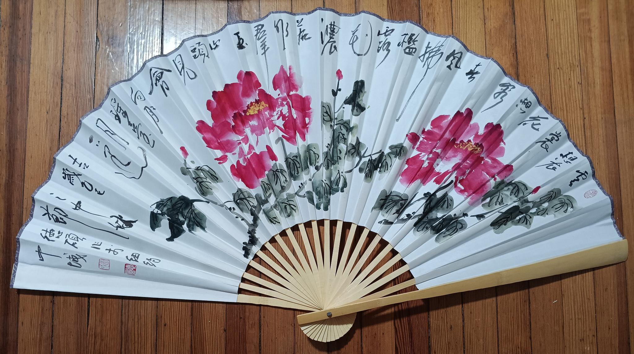 折扇上的写意牡丹国画作品